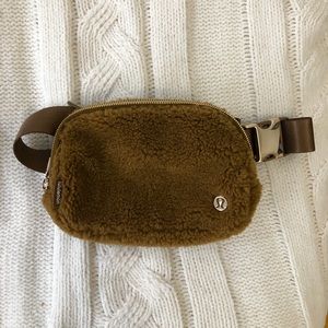 Lululemon Everywhere Belt Bag *Sherpa*